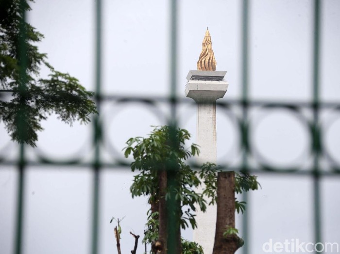 Pohon-pohon di kawasan Monas yang ditebang akibat revitalisasi Plaza Selatan Monas mulai diganti. Rencananya ada 573 pohon yang akan ditanam.