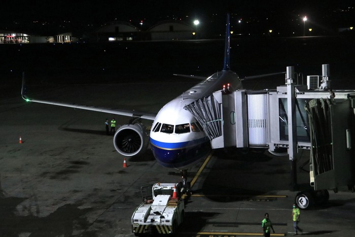 Penerbangan Terakhir Menuju China Sejumlah penumpang maskapai China Eastern tujuan Shanghai China mengantre untuk melakukan boarding di Terminal 3 Bandara Soekarno Hatta, Tangerang, Banten, Rabu (5/2/2020). China Eastern merupakan pesawat terakhir yang melakukan penerbangan setelah pemerintah Indonesia melalui Kementerian Perhubungan memutuskan mulai tanggal 5 Februari 2020 jam 00.00 WIB hingga batas waktu yang belum ditentukan, menunda penerbangan dari dan menuju daratan Cina terkait terus berkembangnya kasus penyebaran Novel Coronavirus. ANTARA FOTO/Muhammad Iqbal/aww.