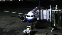 Petugas berada di dekat pesawat maskapai China Southern Airlines tujuan Guangzhou, China, di Bandara Internasional I Gusti Ngurah Rai, Bali, Selasa (4/2/2020). ANTARA FOTO/Fikri Yusuf.