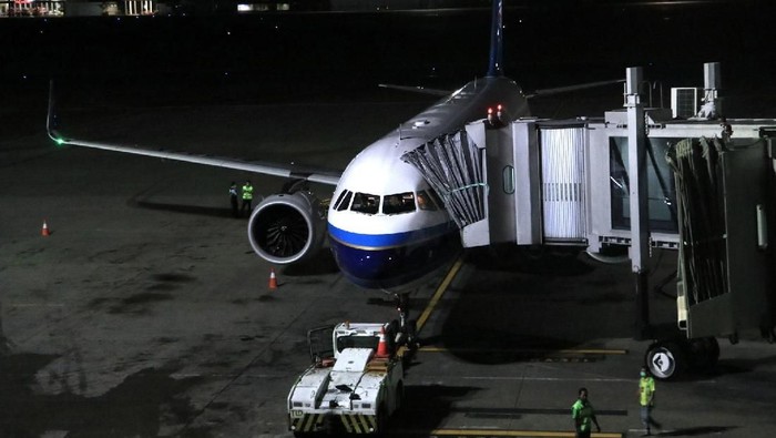 Sejumlah penumpang maskapai China Eastern tujuan Shanghai China mengantre untuk melakukan boarding di Terminal 3 Bandara Soekarno Hatta, Tangerang, Banten, Rabu (5/2/2020). China Eastern merupakan pesawat terakhir yang melakukan penerbangan setelah pemerintah Indonesia melalui Kementerian Perhubungan memutuskan mulai tanggal 5 Februari 2020 jam 00.00 WIB hingga batas waktu yang belum ditentukan, menunda penerbangan dari dan menuju daratan Cina terkait terus berkembangnya kasus penyebaran Novel Coronavirus. ANTARA FOTO/Muhammad Iqbal/aww.