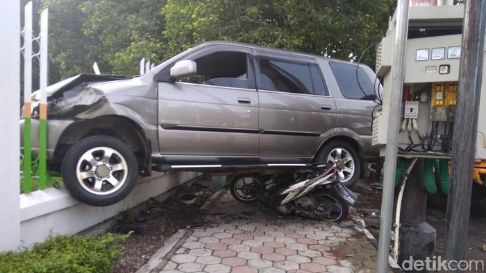 Mobil Panther tabrak pagar Kantor Pegadaian Sragen