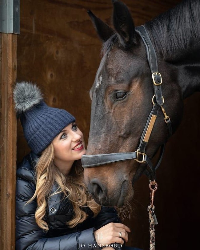 Namun, menonton Paralimpiade Sydney 2000 membuat Natasha bertekad untuk menjadi peraih medali emas suatu hari. Dia menunjukkan bakat langsung, dengan cepat dikenal sebagai pembisik kuda karena caranya berinteraksi dan berkomunikasi dengan kuda. Foto: Instagram @nbakerpararider