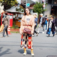 Ingin tampil lebih berwarna? Street style Luna Maya yang satu ini bisa jadi inspirasi. Celana kulot bermotif bintang dipadukannya dengan cardigan pink dan kaus kaki mustard. Foto: Instagram @ lunamaya