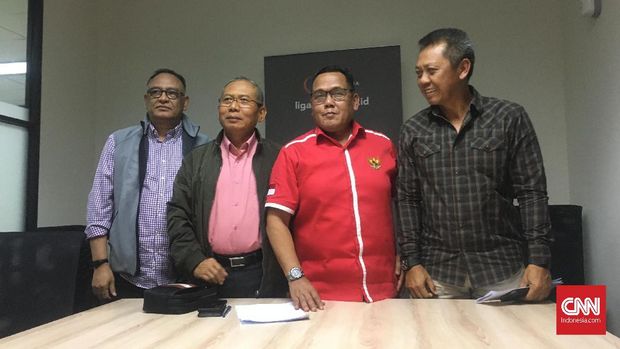 Cucu Somantri (red) said the wasekjen replaced Ratu Tisha's position on PSSI.