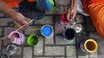 Petugas PPSU Sulap Ban Bekas Jadi Pot Cantik