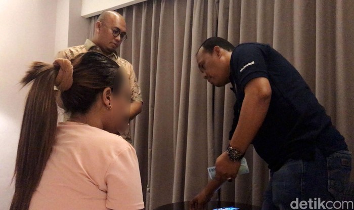 Anggota DPR Andre Rosiade melakukan penggerebekan prostitusi online di Sumbar. Berikut detik-detik penggerebekan yang picu kontroversi tersebut.