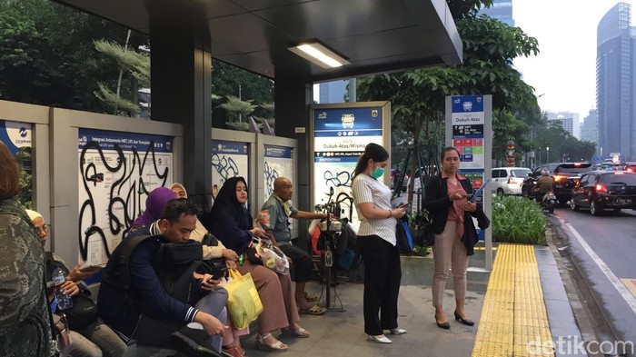 Halte Transjakarta Dukuh Atas/Wisma 46 dicoret-coret. (Tiara Aliya Azzahra/detikcom)