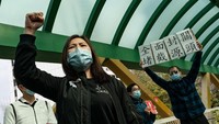 Dengan membawa poster berbagai gambar dan tulisan para petugas medis tersebut meminta pemerintah menutup sementara perbatasan China guna menekan jumlah warga Hong Kong yang terinfeksi virus corona semakin bertambah. Anthony Kwan/Getty Images.
