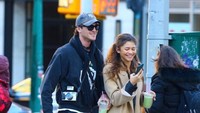 Foto Jacob Elordi dan Zendaya yang diambil paparazi pun beredar luas, dan memperlihatkan kemesraan mereka ketika hangout bersama. Mereka juga nampak membeli minuman yang sama. Foto: Istimewa