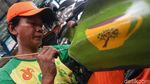 Petugas PPSU Sulap Ban Bekas Jadi Pot Cantik