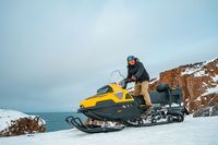 Naik snow mobile di Teriberka