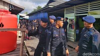 Anggota Brimob Polda Kepri turut serta membantu membersihkan pasar tradisional.