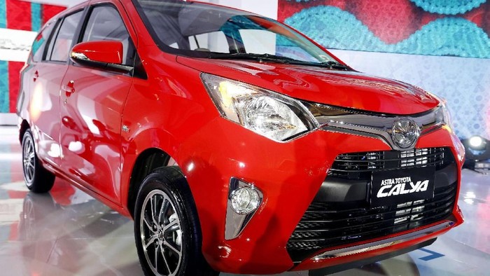 Harga mobil LCGC atau mobil murah bakal naik karena kena pajak 3%. Meski tak signifikan harga mobil LCGC akan semakin nyerempet dengan Low MPV.