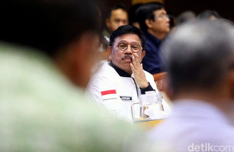 Menkominfo Johnny G Plate mengkoreksi program 'Merdeka Sinyal 2020'. Ia menghapus angka '2020' dari program yang telah dicanangkan di era Menkominfo Rudiantara.