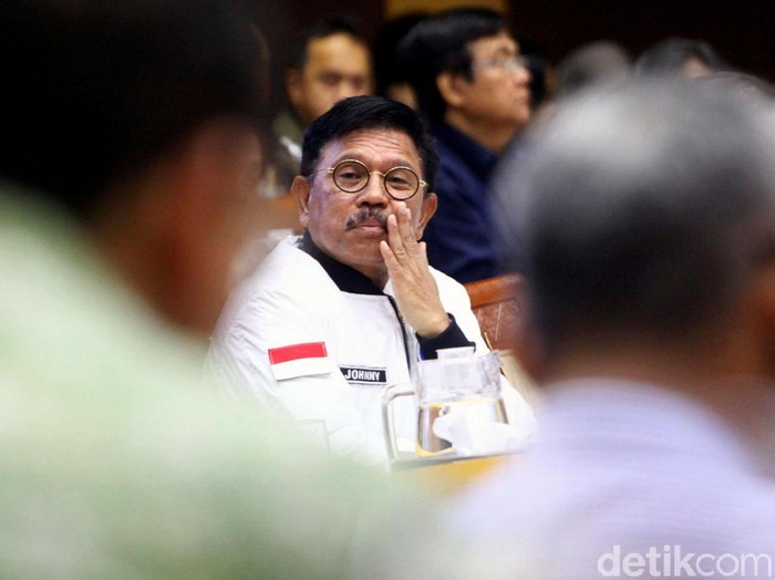 Menkominfo Johnny G Plate Rapat Bareng Komisi I DPR Menkominfo Johnny G Plate mengkoreksi program Merdeka Sinyal 2020. Ia menghapus angka 2020 dari program yang telah dicanangkan di era Menkominfo Rudiantara.