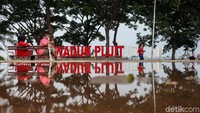 Taman yang seharusnya bisa menjadi kebanggan warga Ibu Kota yang bersatu dengan waduk, kini hanya tinggal kenangan. Foto: Rifkianto Nugroho