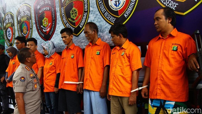 Polda Metro Jaya merilis kasus pembobolan rekening milik Ilham Bintang. Sebanyak 8 tersangka dan berbagai barang bukti dipamerkan polisi.