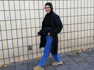 Suka Tampil Nyentrik, Nenek Berhijab Ini Dilirik Vogue