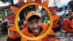 Petugas PPSU Sulap Ban Bekas Jadi Pot Cantik