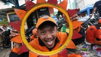 Begini ekspresi lucu petugas saat membuat pot bunga.