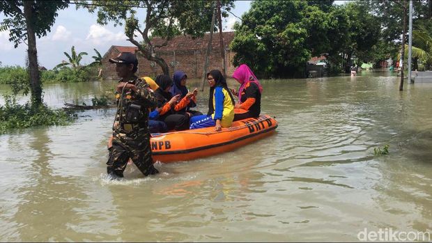 Ribuan warga Mojokerto dan Jombang dikepung banjir/