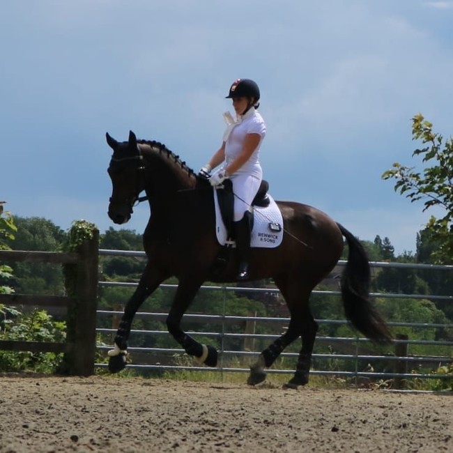 Natasha baru berusia 14 bulan ketika ia menderita mielitis transversal, virus yang menyebabkan kerusakan saraf permanen dan kelemahan parah di kakinya. Hal ini menyebabkan kedua kakinya tak bisa digerakkan dan memaksanya beraktivitas melalui kursi roda. Foto: Instagram @nbakerpararider