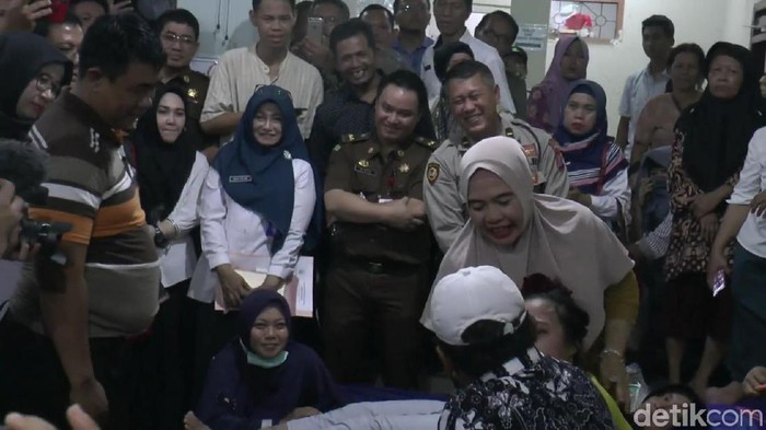 Tempat pengobatan Ningsih Tinampi dikunjungi petugas lintas instansi dari Pemprov Jatim dan Pemkab Pasuruan. Di depan belasan petugas, Ningsih pun beraksi.