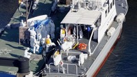 Otoritas Jepang mengatakan bahwa 10 orang penumpang kapal pesiar tersebut terbukti positif terkena virus corona. Hiroko Harima/Kyodo News via AP.