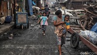 Kemiskinan menjadi salah satu persoalan yang tak ada habisnya di Indonesia. Berbagai upaya dilakukan untuk dapat melepaskan warga Indonesia dari jerat kemiskinan.
