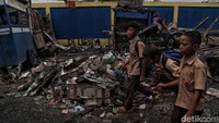 Pendidikan yang merata juga menjadi modal jangka panjang Indonesia untuk membentuk pribadi generasi muda menjadi sosok yang tak hanya pandai dalam berbagai ilmu tetapi juga mampu berpikir kritis dan mencari solusi terkait berbagai persoalan yang tengah terjadi di negeri ini.