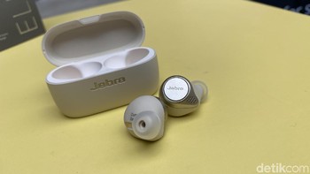 Fitur yang menarik dari Jabra Elite 75t ini keberadaan teknologi 4 microphone yang membuat pengguna melakukan dan menerima dengan kualitas audio yang imersif. Foto: Adi Fida Rahman/detikINET