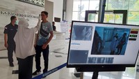 Setiap warga yang masuk dari Malaysia akan diperiksa suhu tubuhnya di Pos Lintas Batas Negara (PLBN) Entikong di Kabupaten Sanggau, Kalimantan Barat, Rabu (5/2/2020). Pemeriksaan suhu tubuh ini untuk mengantisipasi masuknya virus Corona di kawasan perbatasan Indonesia-Malaysia. Antara Foto/Agus Alfian.