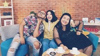 Ngeteh bareng dua rekannya membuat Allan tampil paling tampan. Bagaimana tidak, dua rekannya ini  wanita cantik. Kepergian Allan yang terkesan tiba-tiba membuat semua orang terkejut. Sederet artis mengucapkan bela sungkawa. Foto: instagram @allanwangsa