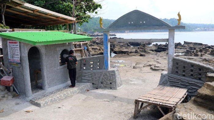 Warganet mempertanyakan pembangunan gapura di area dalam lokasi wisata Karang Hawu, Desa/Kecamatan Cisolok, Kabupaten Sukabumi.
