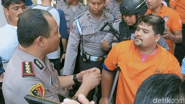 Ali Heri Sanjaya (27), pelaku pembunuhan dan pembakar Rosidah (17) sudah menjalani rekonstruksi. Usai rekonstruksi, ia bercerita mengenai aksi bullying yang dilakukan Rosidah.