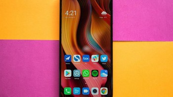 Layarnya menggunakan panel LCD berukuran 6,67 inch dengan refresh rate 120Hz yang mendukung HDR10. Resolusi layarnya 1080x2400 pixel (Full HD+) dengan rasio 20:9 yang sedikit memanjang. Foto: Android Central