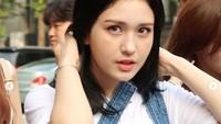 Bahkan ia sempat mengabadikan Jeon Somi saat berada di Korea Selatan dan menunggu idolanya tersebut sejak subuh. Dok. Instagram/allanwangsa