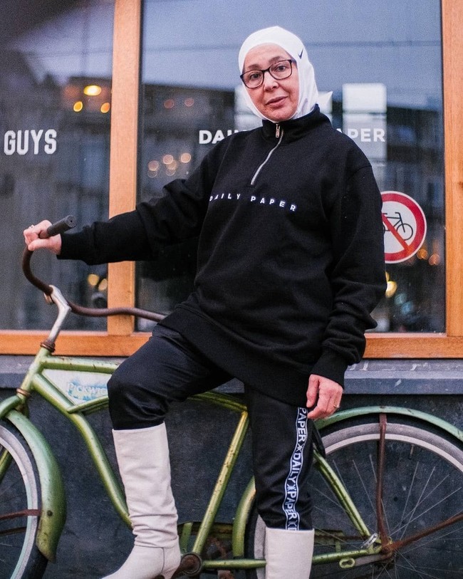 Usia tak menghalangi nenek berhijab asal Rotterdam, Belanda berusia 67 tahun ini untuk berekspresi. Nenek bernama Najate Leklye ini sontak mencuri atensi warganet karena gaya hijab streetwearnya yang unik. Foto: instagram @meryemsfirst