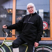 Usia tak menghalangi nenek berhijab asal Rotterdam, Belanda berusia 67 tahun ini untuk berekspresi. Nenek bernama Najate Leklye ini sontak mencuri atensi warganet karena gaya hijab streetwearnya yang unik. Foto: instagram @meryemsfirst