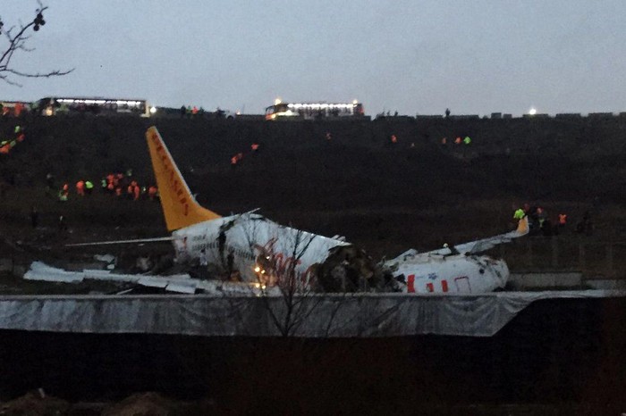 Tergelincir, Pesawat Pegasus Airlines Terbelah Tiga Pesawat milik maskapai Pegasus Airlines tergelincir di Bandara Sabiha Gokcen, Istanbul, Turki, Rabu (5/2/2020). Akibat kecelakaan ini, pesawat terbelah menjadi tiga bagian.