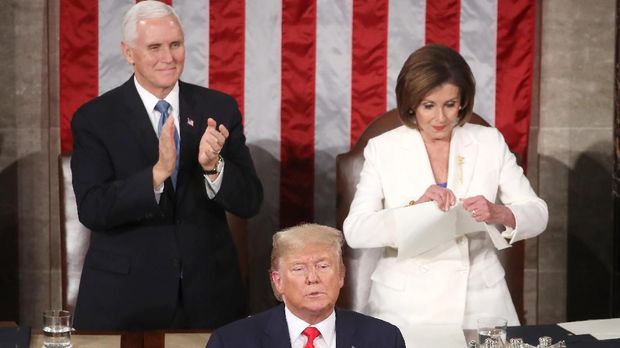 Momen Nancy Pelosi robek kertas pidato Donald Trump