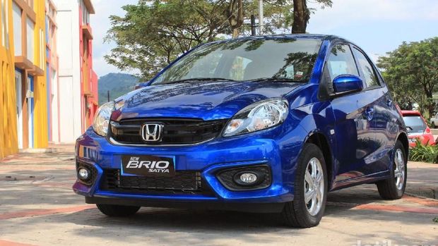Harga mobil LCGC atau mobil murah bakal naik karena kena pajak 3%. Meski tak signifikan harga mobil LCGC akan semakin nyerempet dengan Low MPV.