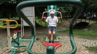 Taman tersebut dilengkapi dengan berbagai alat gym.