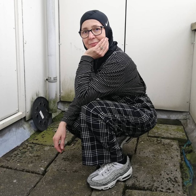 Selain gaya streetwear, Meryem Slimani juga memadukan pakaian lama sang ibu dan menambahkan sneakers, serta Nike Pro Hijab agar tampil kekinian. Meryem pun mengarahkan pose kepada ibunya. Foto: instagram @meryemsfirst.