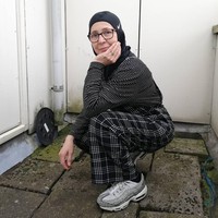 Selain gaya streetwear, Meryem Slimani juga memadukan pakaian lama sang ibu dan menambahkan sneakers, serta Nike Pro Hijab agar tampil kekinian. Meryem pun mengarahkan pose kepada ibunya. Foto: instagram @meryemsfirst.