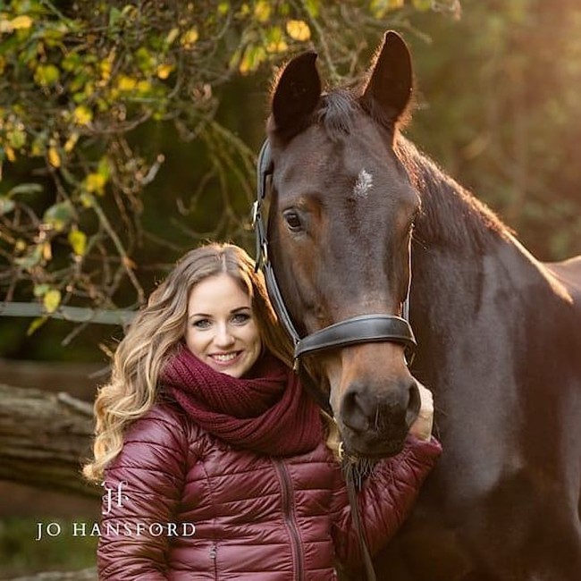 Tak bisa menggerakkan kedua kakinya dan menjadi lumpuh bukanlah penghalang bagi Natasha Baker MBE untuk menjadi atlet. Ia pun membuktikan dirinya bisa berprestasi lewat olahraga berkuda Foto: Instagram @nbakerpararider