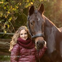 Tak bisa menggerakkan kedua kakinya dan menjadi lumpuh bukanlah penghalang bagi Natasha Baker MBE untuk menjadi atlet. Ia pun membuktikan dirinya bisa berprestasi lewat olahraga berkuda Foto: Instagram @nbakerpararider