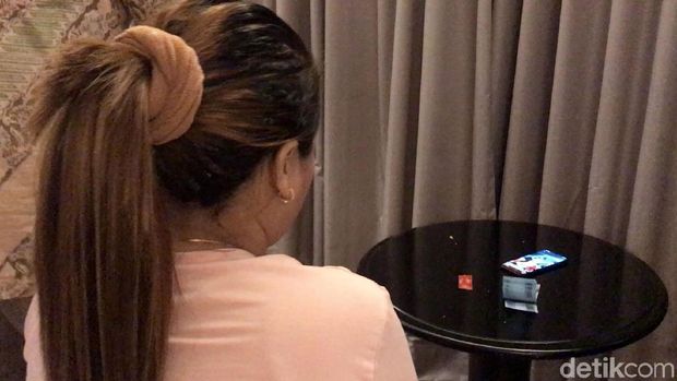 Anggota DPR Andre Rosiade melakukan penggerebekan prostitusi online di Sumbar. Berikut detik-detik penggerebekan yang picu kontroversi tersebut.