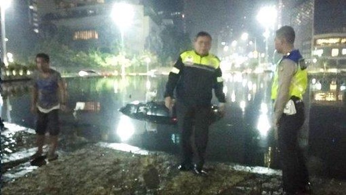 Polisi di lokasi mobil tercebur di kolam Bundaran HI