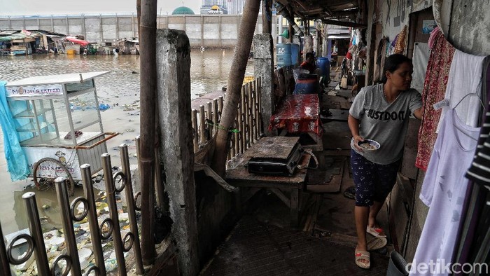 Di balik gemerlapnya Kota Jakarta, ada sejumlah permukiman kumuh yang turut menghiasi ibu kota. Salah satunya berada di kawasan Muara Angke, Jakarta Utara.